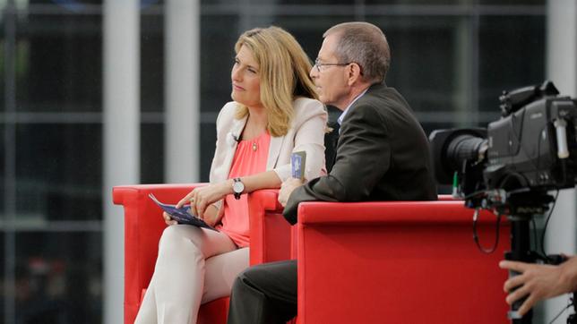 Die Moderatoren Tina Hassel und Thomas Baumann befragten den CSU-Parteichef und Ministerpräsidenten von Bayern, Horst Seehofer (li.), auf der Freitreppe des Marie-Elisabeth-Lüders-Hauses in Berlin.