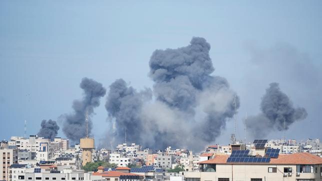 Rauch steigt von einer Explosion auf, die durch einen israelischen Luftangriff im Gazastreifen verursacht wurde. 