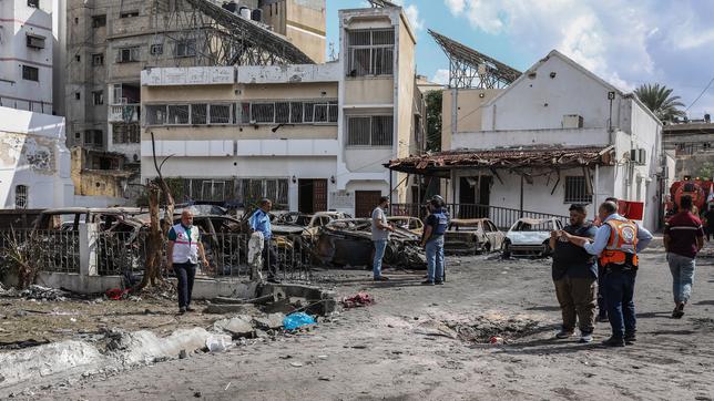 Palästinenser inspizieren die Zerstörung nach dem Raketeneinschlag ein das Ahli Arab Krankenhaus im Gazastreifen.