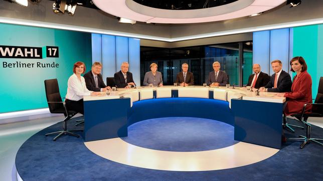 Die Moderatoren Rainald Becker (ARD) und Peter Frey (ZDF) begrüßen in der „Berliner Runde“ (von li. nach re.) Katja Kipping (DIE LINKE), Jörg Meuthen (AfD), Joachim Herrmann (CSU), Angela Merkel (CDU), Martin Schulz (SPD), Christian Lindner (FDP) und Katrin Göring-Eckardt (BÜNDNIS 90/DIE GRÜNEN).