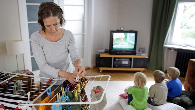 Frauen übernehmen immer ncoh den größten Teil der Versorgungsarbeit. 