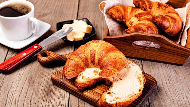 Croissant mit Butter, dazu Kaffee