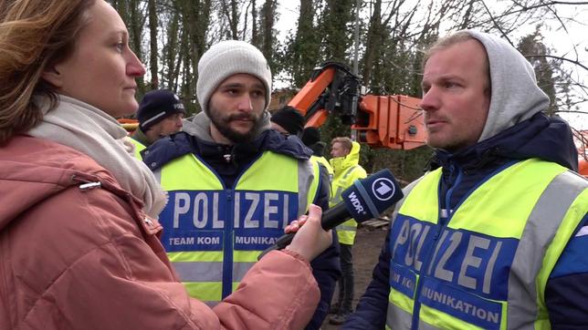 MOMA-Reporterin Victoria Reith, Polizeibeamte in Lützerath