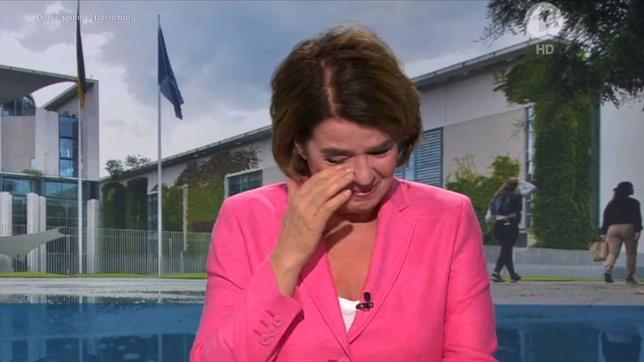 Tagesschausprecherin Susanne Daubner hat einen Lachanfall