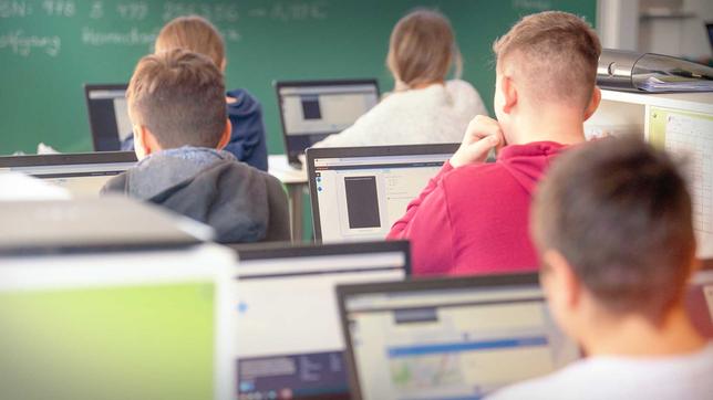 Schüler arbeiten an Laptops.