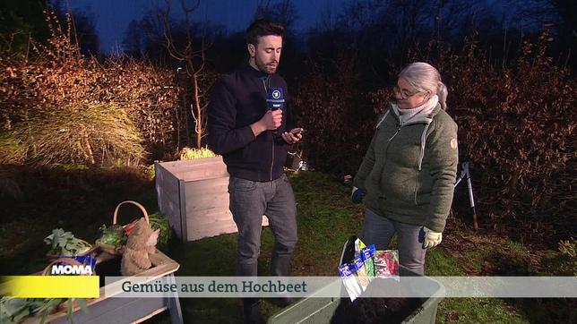 Reporter Philipp Kappius, MOMA-Gartenbau-Ingenieurin Dorothée Waechter, Hochbeet