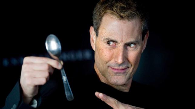 Uri Geller verbiegt einen Löffel