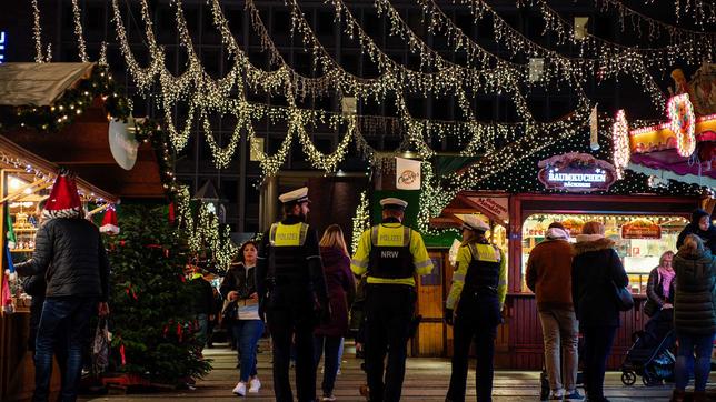 Weihnachtsmarkt wird von Polizisten bewacht