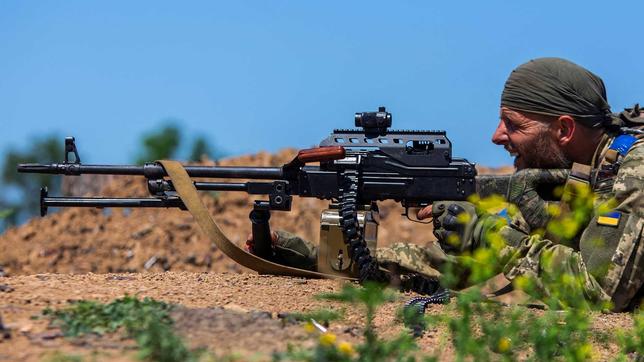 ukrainischer Soldat im Schützengraben