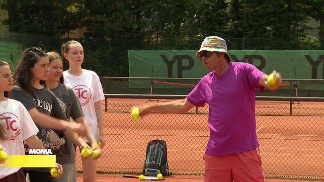 Geflüchtete Jugendliche beim Tennis-Training.