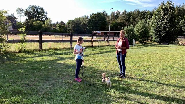 Alissa und Bambi in der Hundeschule