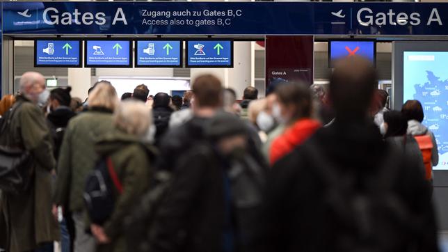 Schlange stehen am Flughafen 