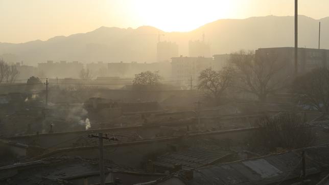 Auch in Peking schneit es nur selten - Foto vor einer Kunstschnee-Hintergrundkulisse.