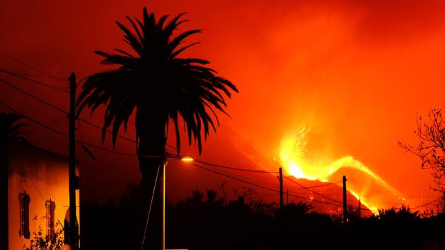 Lava fließt aus dem Vulkan Cumbre Vieja auf der Kanareninsel La Palma. 