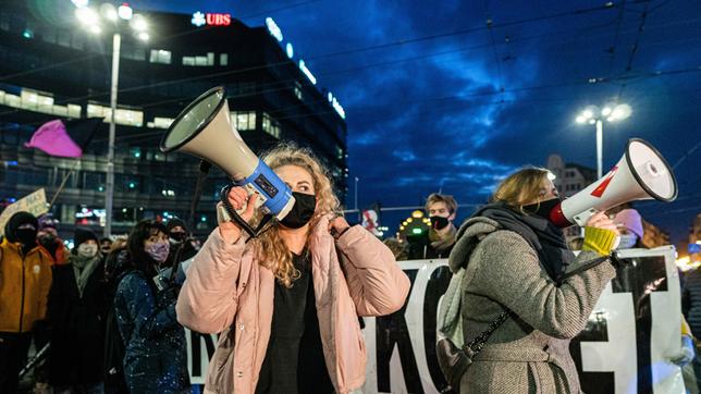 Proteste gegen den Austritt Polens aus der Istanbul Konvention in Warschau.