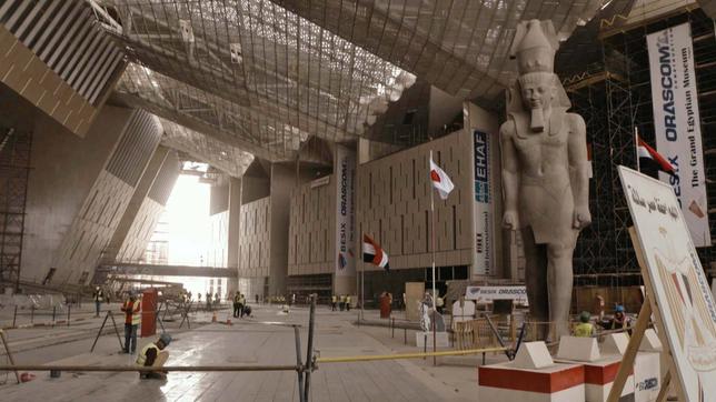 Statue im Grand Egyptian Museum