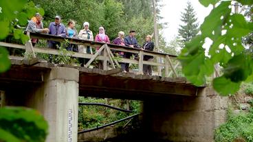 Menschen auf einer Brücke