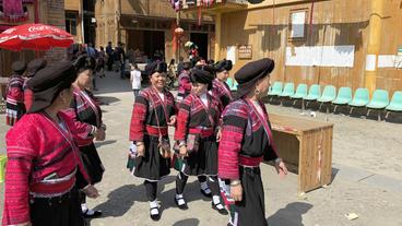 Traditionelle Kleidung im Dorf der Langhaarigen