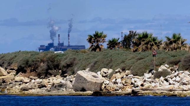 Die Küste bei Fos-sur-Mer mit einer Industrieanlage im Hintergrund.