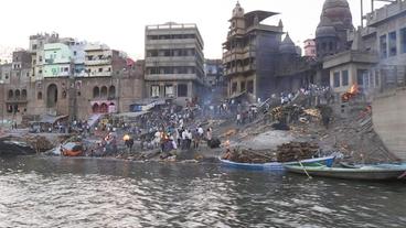 Einäscherung von Leichen am Ganges