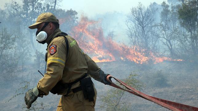 Feuerwehrmann im Einsatz in der Nähe von Athen.