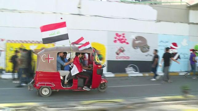 Junge Männer fahren in einem Tuk Tuk