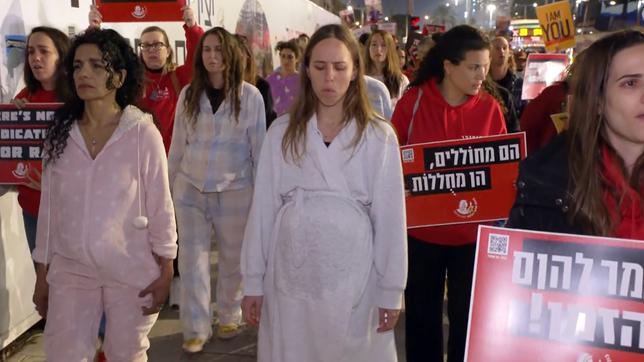 Frauen bei einer Demo mit ausgestopften Bäuchen.