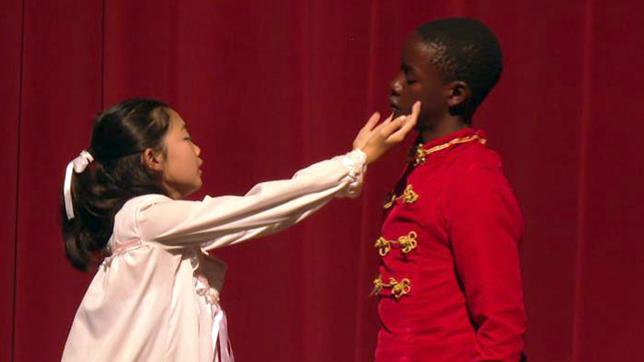 Kinder in der Balletaufführung "Nussknacker"