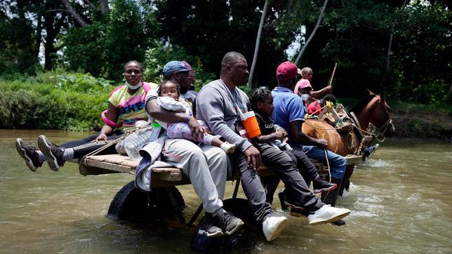 Migrat*innen überwurene den Acandí-Fluss.