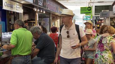 Besucher im Markthalle (Markt in Santa Catalina)