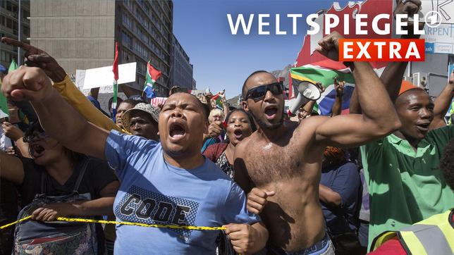 Bild: picture alliance / abaca/Krog Halden/Magazine Featur... Demonstranten protestieren am 7. April gegen Jacob Zuma. Der frühere Staatschef steht inzwischen vor Gericht.