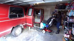 Rollstuhl und Auto von Joe