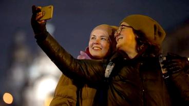 Zwei Frauen machen ein Selfie.