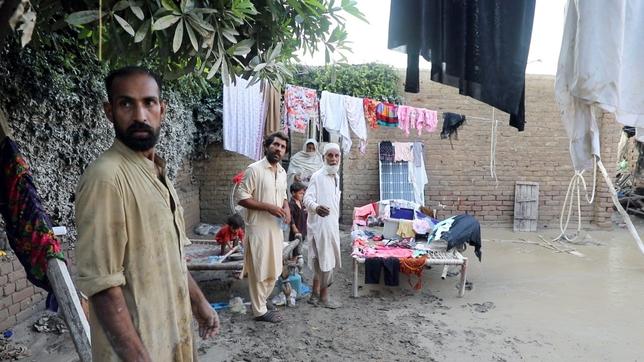 Männer in den Überschwemmungen in Pakistan