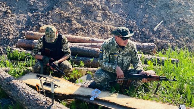 Zwei ukrainische Soldaten kontrollieren ihre Waffen