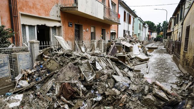 Trümmer in einer kleinen Straße und zerstörte Erdgeschosse in Faenza, Italien