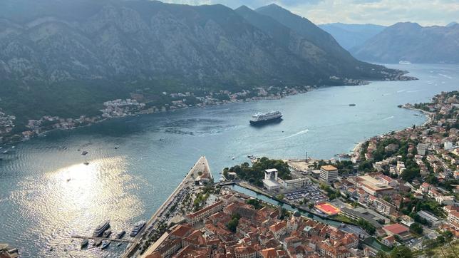 Ein Kreuzfahrtschiff in der Bucht von Kotor