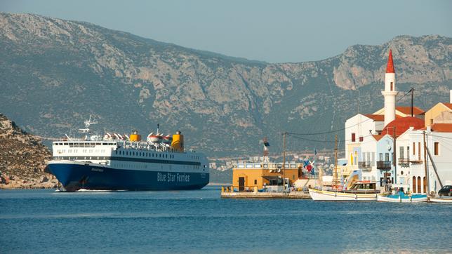 Eine Fähre an der Insel Kastelorizo