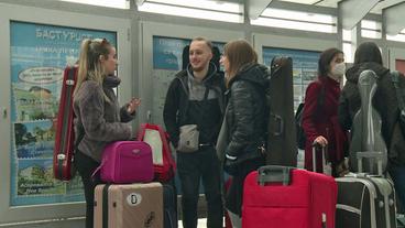 Musiker warten am Busbahnhof in Belgrad