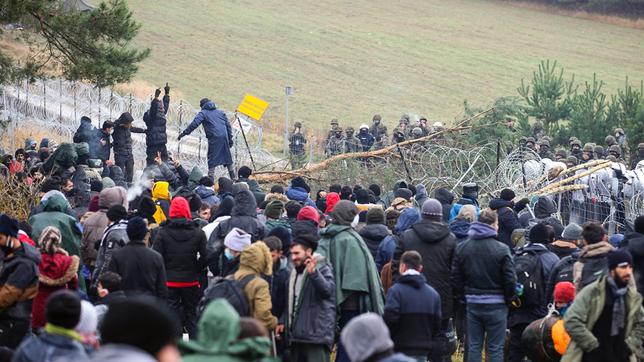 Flüchtlinge an der Grenze zwischen Belarus und Polen. 