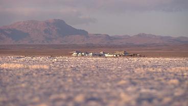 Salzhotel in Uyuni aus der Ferne