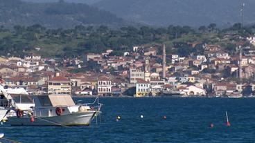 Boote liegen in einer Bucht vor Anker