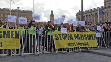 Gegendemonstranten mit Transparenten