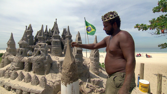 "Strandkönig" Márcio Mizael Matolas vor seinem Sandschloss