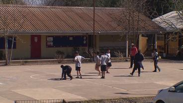 Schüler spielen auf Schulhof