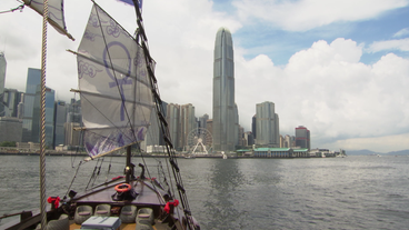 Dschunke vor der Skyline von Hongkong