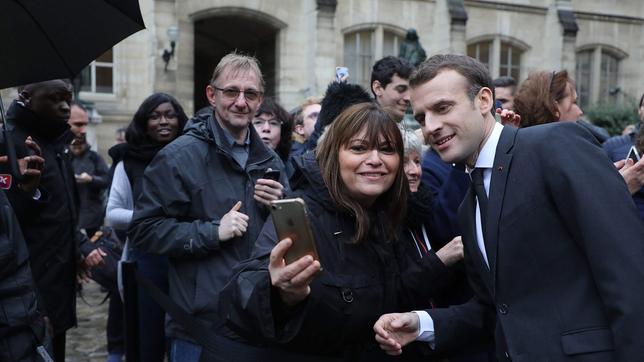  "Ein Jahr - eine Bilanz", Film von Matthias Werth und Michaele Wiegel, am Dienstag (08.05.18) um 22:50 Uhr im ERSTEN. Der französische Präsident Emmanuel Macron (r) mit einer Anhängerin nach einem offiziellen Termin. (Archivfoto, 27.3.18, Paris)