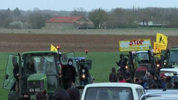 Demonstranten mit Traktoren und Plakaten