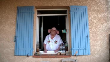 Seniorin Simone Fabre am Fenster