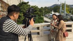 Wir drehen für den Weltspiegel in Seoul: Auf dem Gelände des "War Memorial of Korea", einer Kriegsgedenkstätte zum Korea-Krieg, treffen wir auf die Friedensaktivistin AhnKim Jeong-ae. Sie würde am liebsten den Besuch von US-Präsident Trump im November absagen, weil Trump aus ihrer Sicht hetzt und die Krise mit Nordkorea vorantreibt.